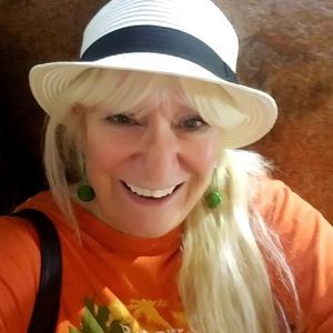 Meet your Posher, Cynthia